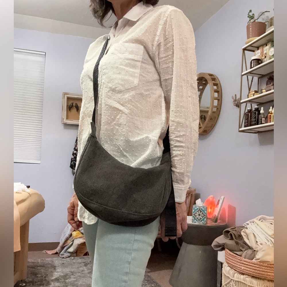 Baggu small crescent washed black denim cotton crossbody bag NWT - Picture 9 of 10